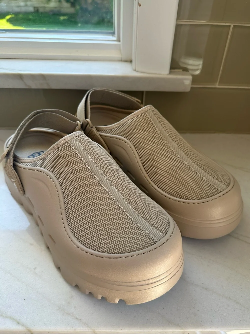 Men’s UGG Peak Mod Mules in Beige Size 11 mint condition